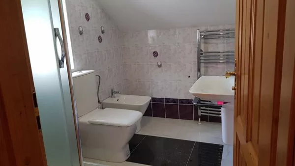 Sociálka. Celkem jsou v domě 2 koupelny se sprchovým koutem a wc.