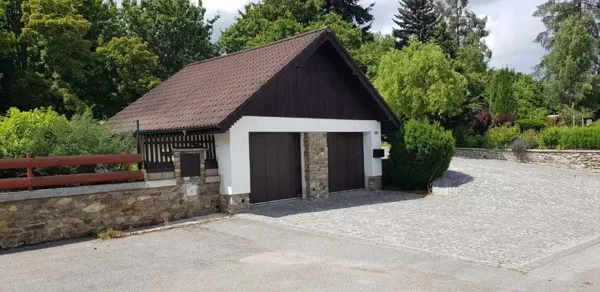 Garáže a parkovací místa u domu
