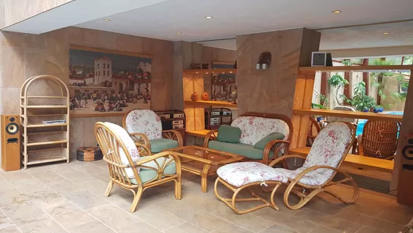 Posezení u bazénu. V bazénu je finská sauna, vířivka, sprcha, wc a kuchyňka